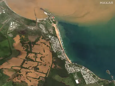 Ladang yang tergenang dan limpasan sedimen setelah diterjang Badai Fiona, di Arecibo, Puerto Rico, Selasa, 20 September 2022. Badai Fiona menerjang Puerto Rico pada Minggu (18/9/2022) dan mendatangkan banjir, tanah longsor, serta listrik padam. (Citra satelit © 2022 Maxar Technologies via AP)