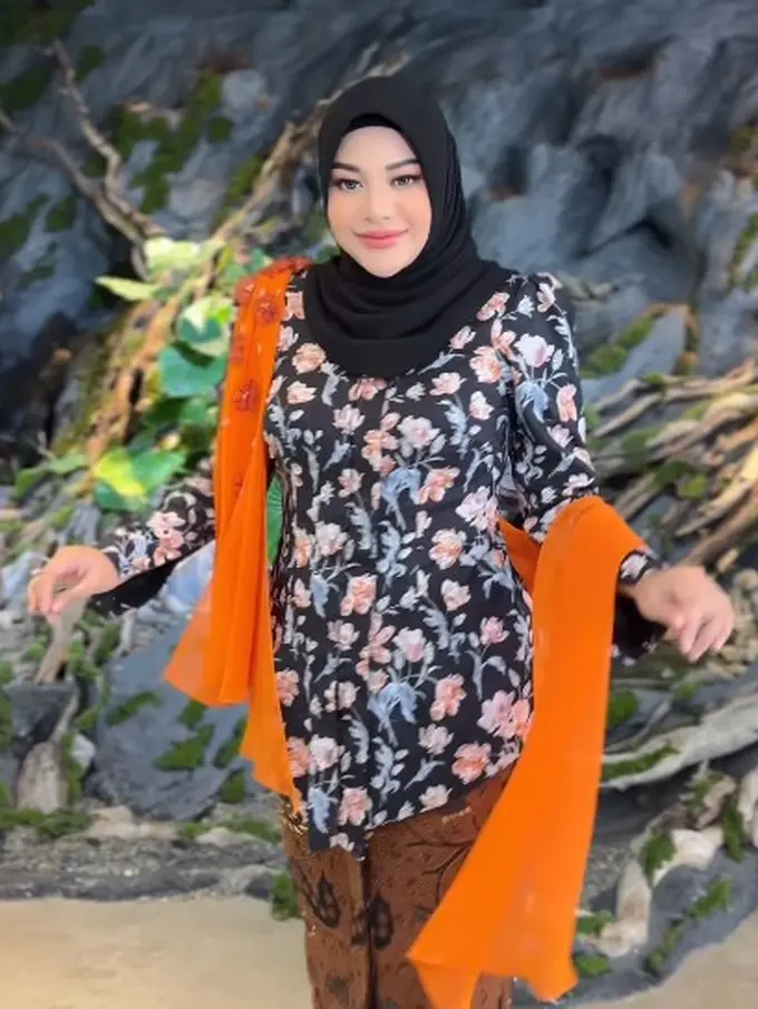 Aurel Hermansyah berkebaya (Instagram/aurelie.hermansyah)