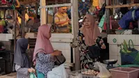 Pedagang dan pembeli berinteraksi di pasar (Credit: Pexels/RizkyRianto)