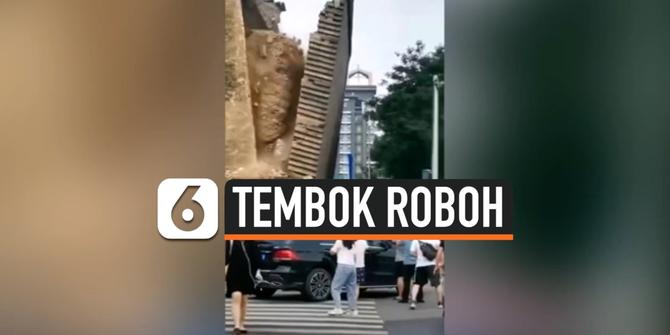VIDEO: Detik-Detik Tembok Setinggi 20 Meter Roboh dan Lukai Pejalan Kaki