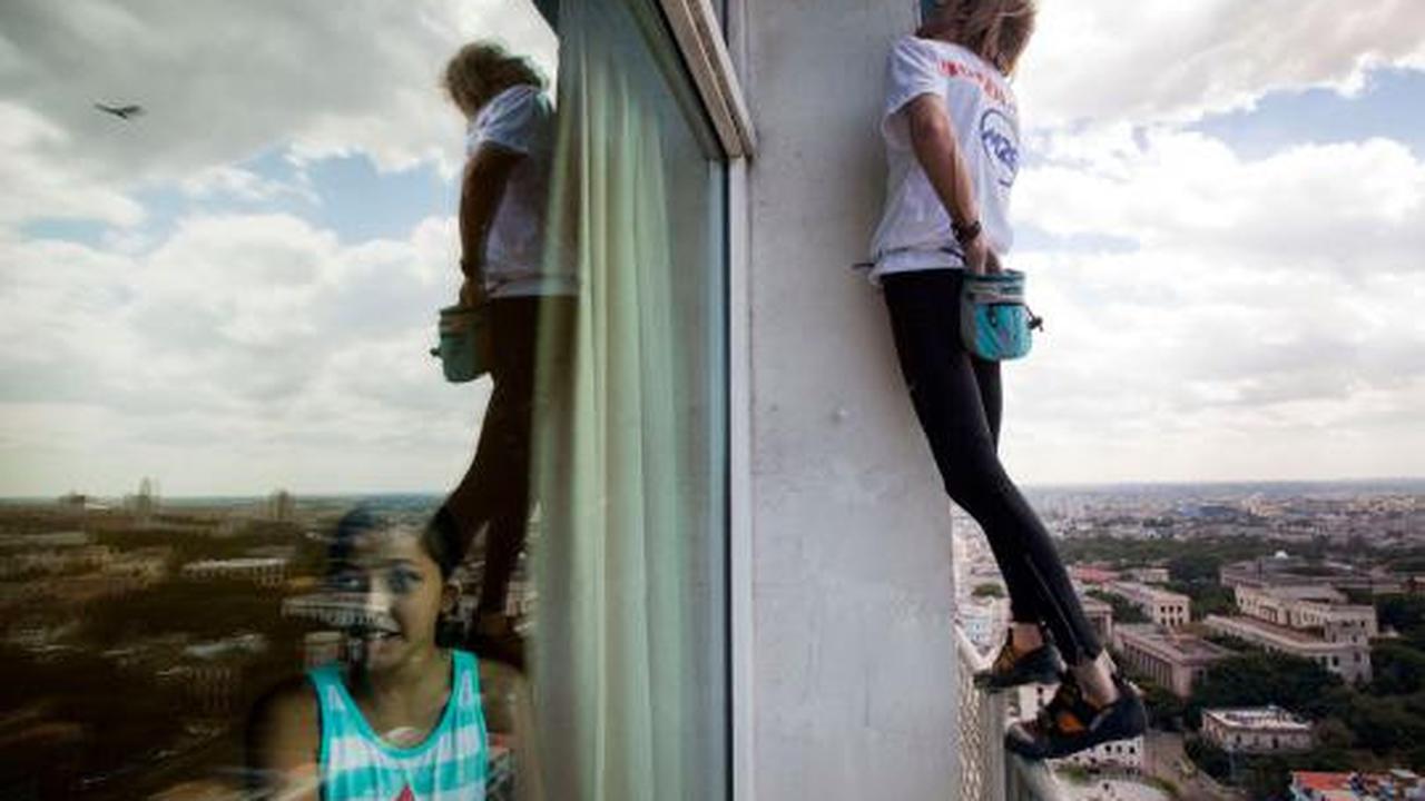 "Spiderman" kembali beraksi panjat hotel