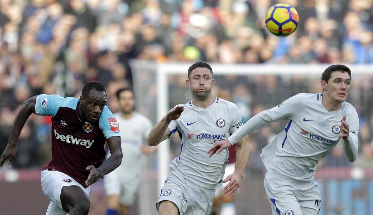 Bek Chelsea, Andreas Christensen dan Gary Cahil berebut bola dengan striker West Ham United, Michail Antonio, pada laga Premier League di Stadion London, Sabtu (10/12/2017). Chelsea Takluk 0-1 dari West Ham United. (AP/Alastair Grant)