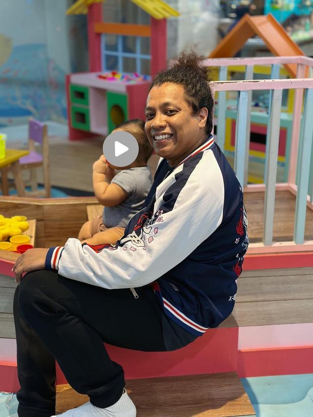 Potret Indah Permatasari dan Arie Kriting Saat Asuh Anak