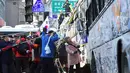 Pendukung merusak kendaraan milik polisi saat demo pemakzulan Presiden Korsel, Park Geun-hye di Seoul, Jumat (10/3). Bentrokan terjadi antara demonstran dan polisi usai putusan pemakzulan Geun-hye dibacakan Mahkamah Konstitusi. (JUNG Yeon-Je/AFP)