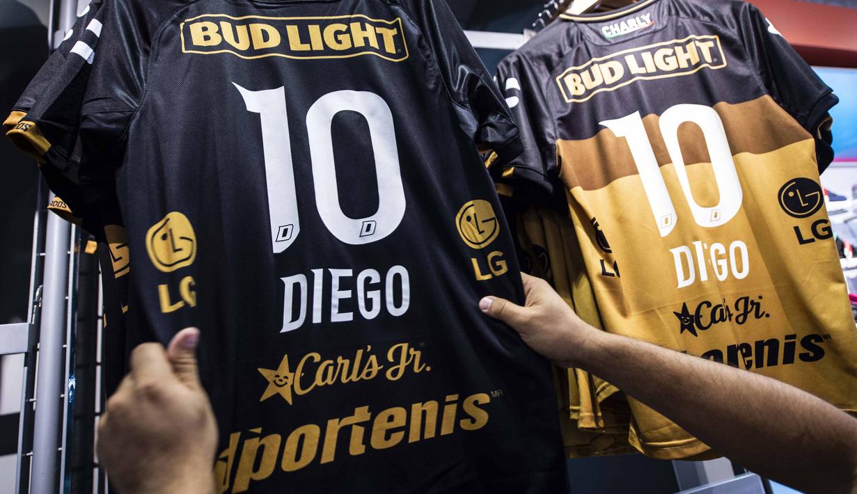 Kontrak sebagai pelatih, namun jersey dengan nama Diego dan nomor 10 menjadi sumber penghasilan alternatif klub Dorados. ( AFP/Pedro Pardo )