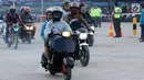 Pemudik menggunakan Vespa keluaran tahun 80 an saat masuk ke dalam kapal penyeberangan di Pelabuhan Merak, Banten, Jumat (23/6). H-2 Lebaran 2017, ribuan pemudik bermotor memadati dermaga 6 Pelabuhan Banten. (Liputan6.com/Helmi Fithriansyah)