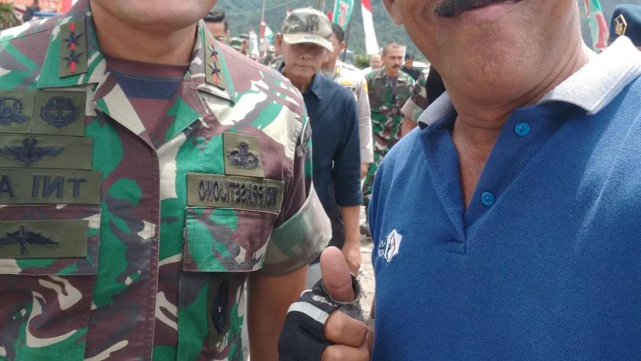 Pada potret kedua, Kopral Bagyo berfoto bersama Letnan Jenderal TNI Widi Prasetijono. <br>