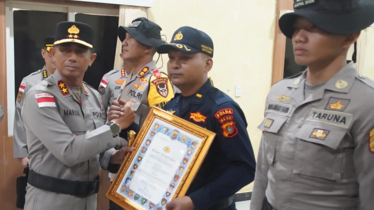 FOTO: Kapolda Aceh Berikan Penghargaan kepada Personel Polri dan Taruna Akpol