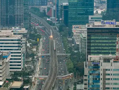 Rangkaian kereta Lintas Raya Terpadu (LRT) Jabodebek melintas di kawasan Kuningan, Jakarta, Rabu, 15 Juli 2026. (KLY/Arie Basuki)