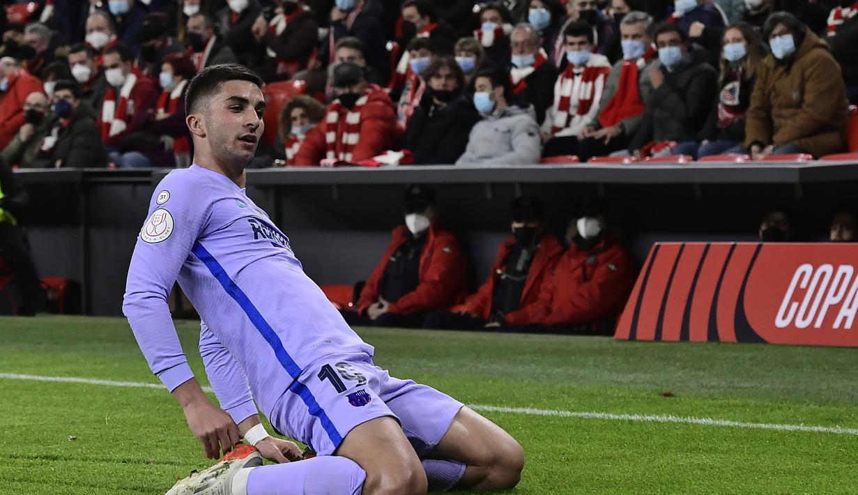 Penyerang Barcelona, Ferran Torres berselebrasi usai mencetak gol ke gawang Athletic Bilbao pada pertandingan babak 16 besar Copa del Rey Cup Spanyol di stadion San Mames di Bilbao, Jumat (21/1/2022). Kemenangan ini mengantar Bilbao melaju ke babak perempat final. (AP Photo/Alvaro Barrientos)