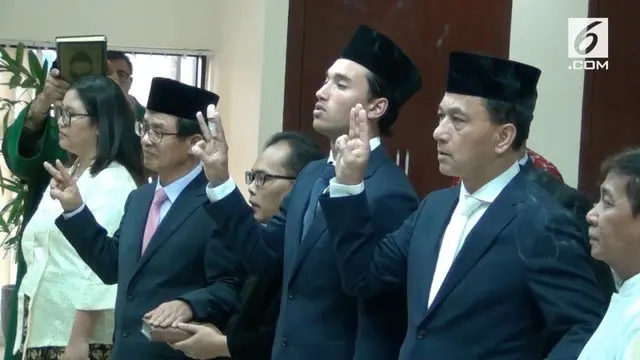 Bersama sang ayah, Glen, Ezra Walian mengambil sumpah di Kantor Wilayah Kementerian Hukum dan HAM, Jakarta Timur.