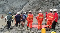 Tim penyelamat berusaha menemukan korban selamat setelah tanah longsor melanda tambang batu giok di Hpakant, Kachin, Myanmar, Kamis (2/7/2020). Para penambang tewas ketika gelombang berlumpur yang disebabkan hujan lebat mengubur mereka. (Handout/MYANMAR FIRE SERVICES DEPARTMENT/AFP)