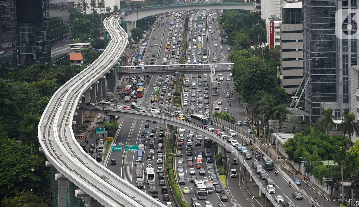 Suasana proyek pembangunan LRT Jabodebek di kawasan Jalan Gatot Soebroto, Jakarta, Senin (3/2/2020). PT KAI menanggung 60% dari kebutuhan pembangunan LRT Jabodebek senilai Rp 22,8 triliun sisanya ditanggung PT Adhi Karya dan pemerintah. (Liputan6.com/Fery Pradolo)