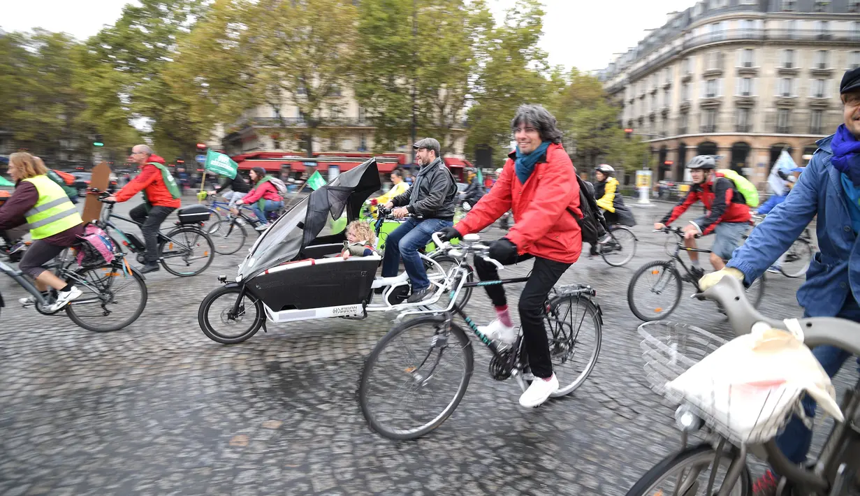 Sejumlah orang mengendarai sepeda menikmati car free day atau hari bebas mobil di Place de la Bastille, Paris, Prancis (1/10). (AFP Photo/Eric Feferberg)