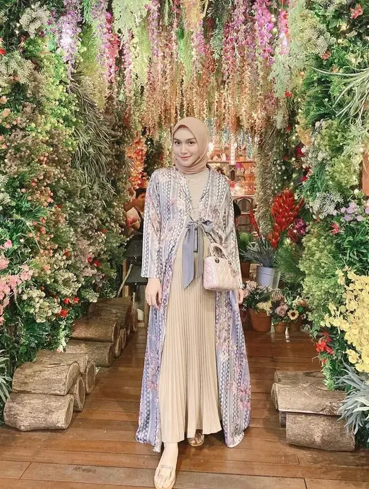 Cocok untuk kondangan, bisa tiru gaya Melody Prima berikut ini. Padukan cardigan motif floral dengan longsleeve top dan rok plisket. (Instagram/melodyprima).