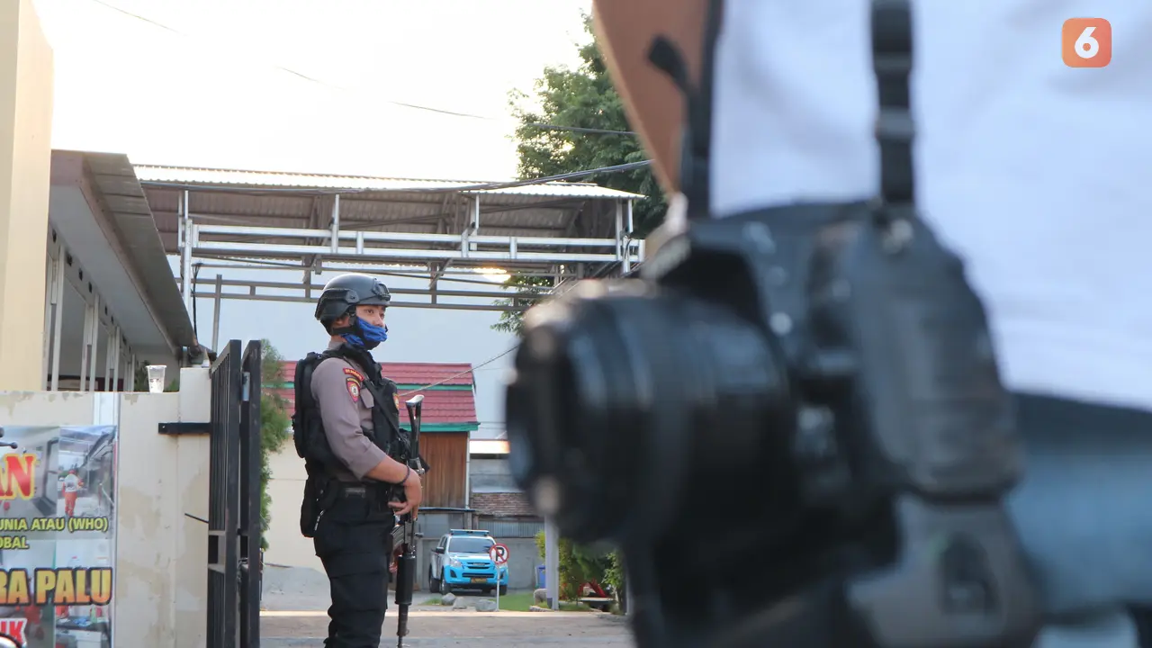penjagaan di pintu masuk RS Bhayangkara Polda Sulteng