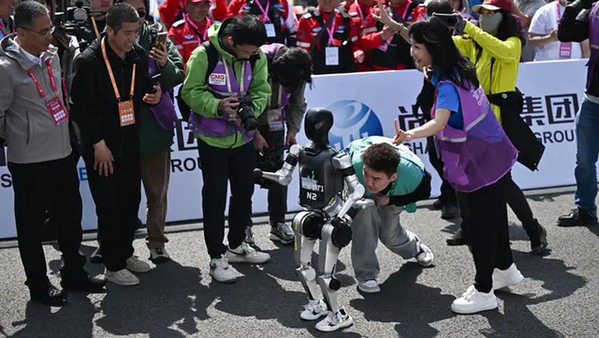 China Gelar Lomba Marathon Manusia vs Robot, Siapa Menang?