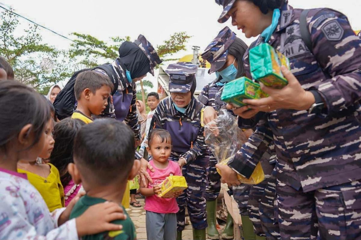 FOTO: Kowal Salurkan Bantuan Banjir ke Aceh Sumut dan Sumbar