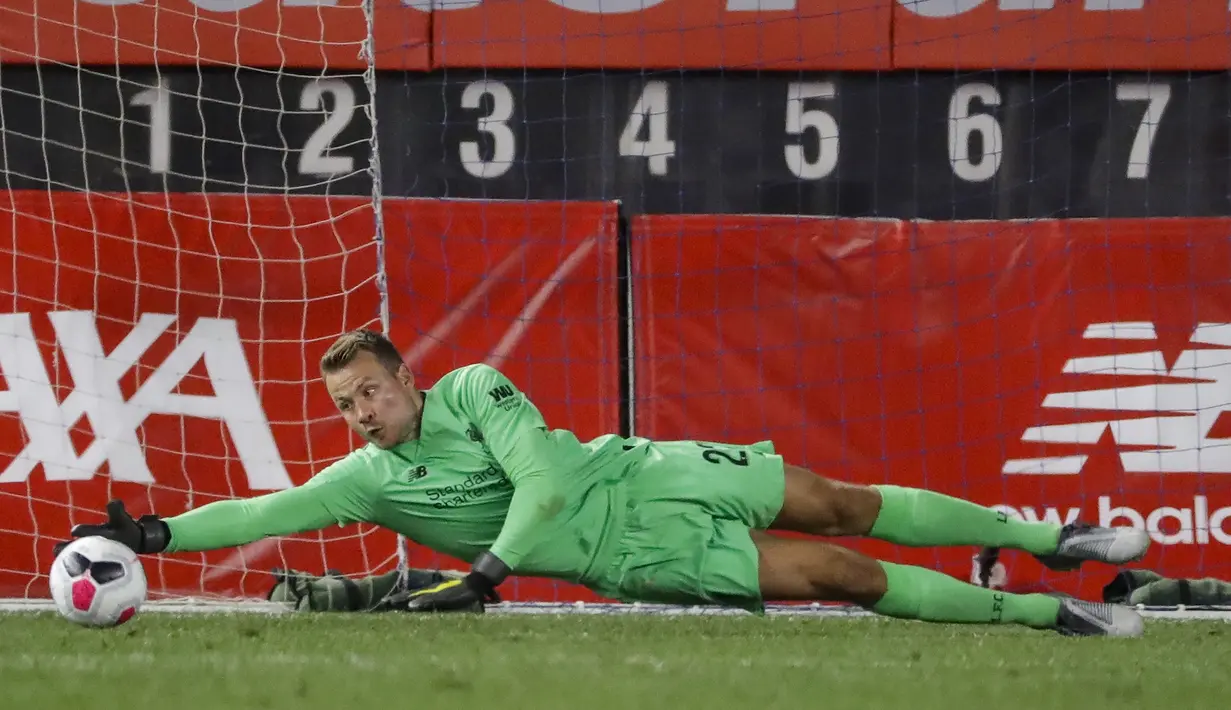 Kiper Liverpool, Simon Mignolet berusaha menghalau bola tembakan pemain Sporting CP selama pertandingan uji coba di Stadion Yankee, Amerika Serikat, Kamis (25/7/2019). Liverpool ditahan imbang Sporting dengan skor 2-2. (AP Photo/Frank Franklin II)