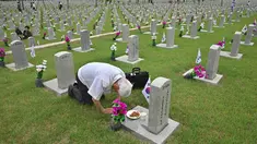 Seorang pria Korsel membungkuk memberi hormat di depan nisan kerabatnya yang gugur untuk negara pada Memorial Day di Pemakaman Nasional Seoul, Kamis (6/6/2019). Memorial Day didedikasikan untuk mengingat prajurit dan warga sipil yang gugur selama perang Korea antara 1950-1953. (Jung Yeon-je/AFP)