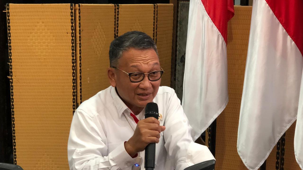 Menteri Energi dan Sumber Daya Mineral (ESDM) Arifin Tasrif dalam evaluasi pelaksanaan program konversi motor listrik, di Kementerian ESDM, Jakarta, Senin (19/9/2022).