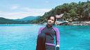 Bagi pecinta snorkling, melihat keindahan bawah air tentu menjadi kebahagiaan tersendiri. Seperti yang dilakukan oleh Ratu Sofya saat liburan ke Pulau Rubiah yangt terletak di Sabang, Aceh. Tampil lengkap dengan busana menyelap, ia pun membagikan potret keindahan alam yang berada di ujung Indonesia. (Liputan6.com/IG/@ratusfy_)