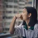 Overthinking sering dialami oleh semua orang baik pria ataupun wanita, anak muda ataupun orang dewasa (Photo by Unsplash.com/ 胡 卓亨)