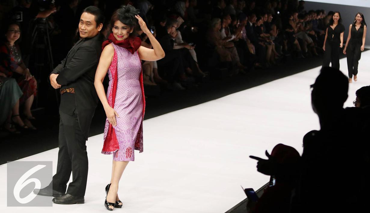 Desainer berpose bersama modelnya saat parade desainer dalam pembukaan Jakarta Fashion Week 2017 di Senayan City, Jakarta, Sabtu (22/10). Ajang tahunan yang ke-9 tersebut menampilkan lebih dari 250 desainer dan label. (Liputan6.com/Immanuel Antonius)