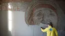Seniman asal Albania, Saimir Strati saat membuat karya mosaik wajah Suster Teresa menggunakan staples di Museum Pristina, Kosovo (16/11).  Saimir Strati adalah salah satu seniman mosaik yang terkenal di dunia. (AFP/Armend Nimani)