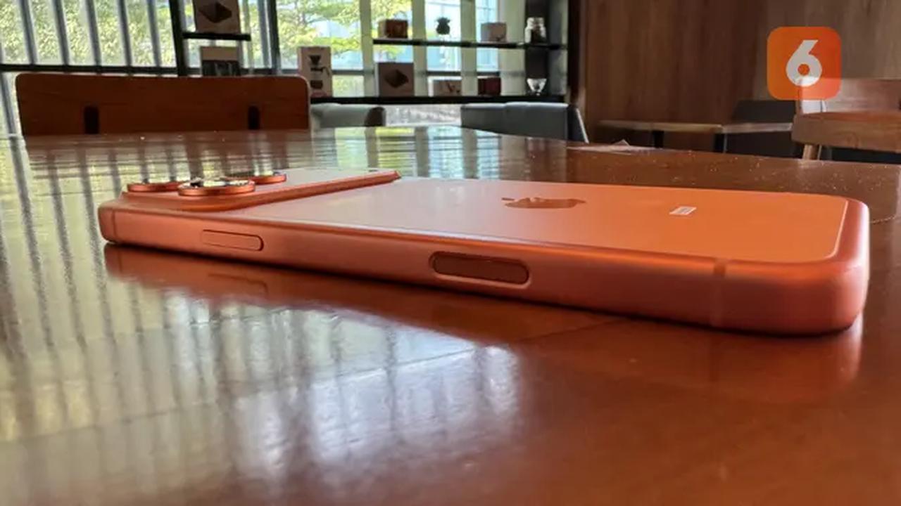 Tombol power/lock dan Camera Button di sisi kanan bodi iPhone 17 Pro Max. (Liputan6.com/ Yuslianson)