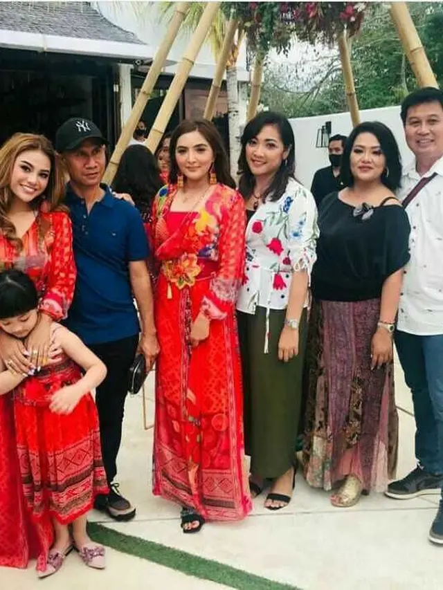 6 Potret Kebersamaan Azriel Hermansah Bareng Keluarga Sarah Menzel, Makin Akrab