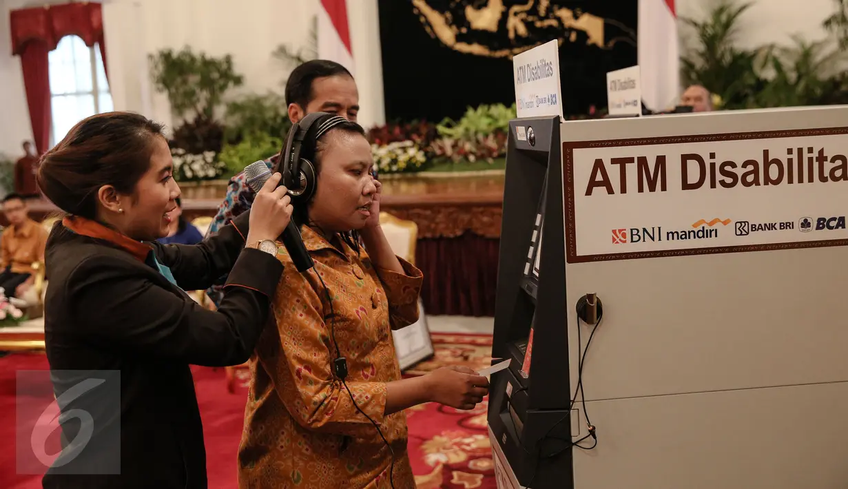 Seorang penyandang disabilitas mencoba ATM khusus penyandang disabilitas di Istana Negara saat peringatan Hari Disabilitas Internasional 2015 di Istana Negara, Jakarta, Kamis (3/12/2015). (Liputan6.com/Faizal Fanani)