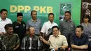Ketua Umum PKB, Muhaimin Iskandar memberikan keterangan bersama perwakilan petani tembakau di kantor DPP PKB, Jakarta, Kamis (9/11). Petani tembakau mengadukan nasibnya yang hingga kini kurang diperhatikan pemerintah. (Liputan6.com/Johan Tallo)