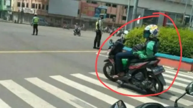 6 Potret Nyeleneh Driver Ojol dan Penumpangnya Ini Bikin Ngakak