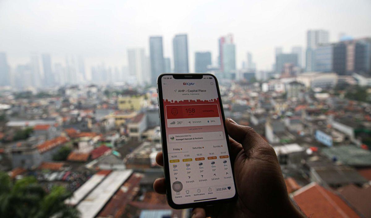 Presiden Joko Widodo (Jokowi) mengatakan, penanganan polisi udara di Jabodetabek memerlukan kerja total bersama. Menurutnya, mengatasi polusi udara perlu waktu dan tak bisa langsung selesai.<br>