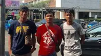 M. Nasuha, mantan bintang Timnas Indonesia diapit adiknya Suwandi dan Sumarna yang mengkilap di klub Perserang. (Bola.com/Robby Firy/Dok. Pribadi)