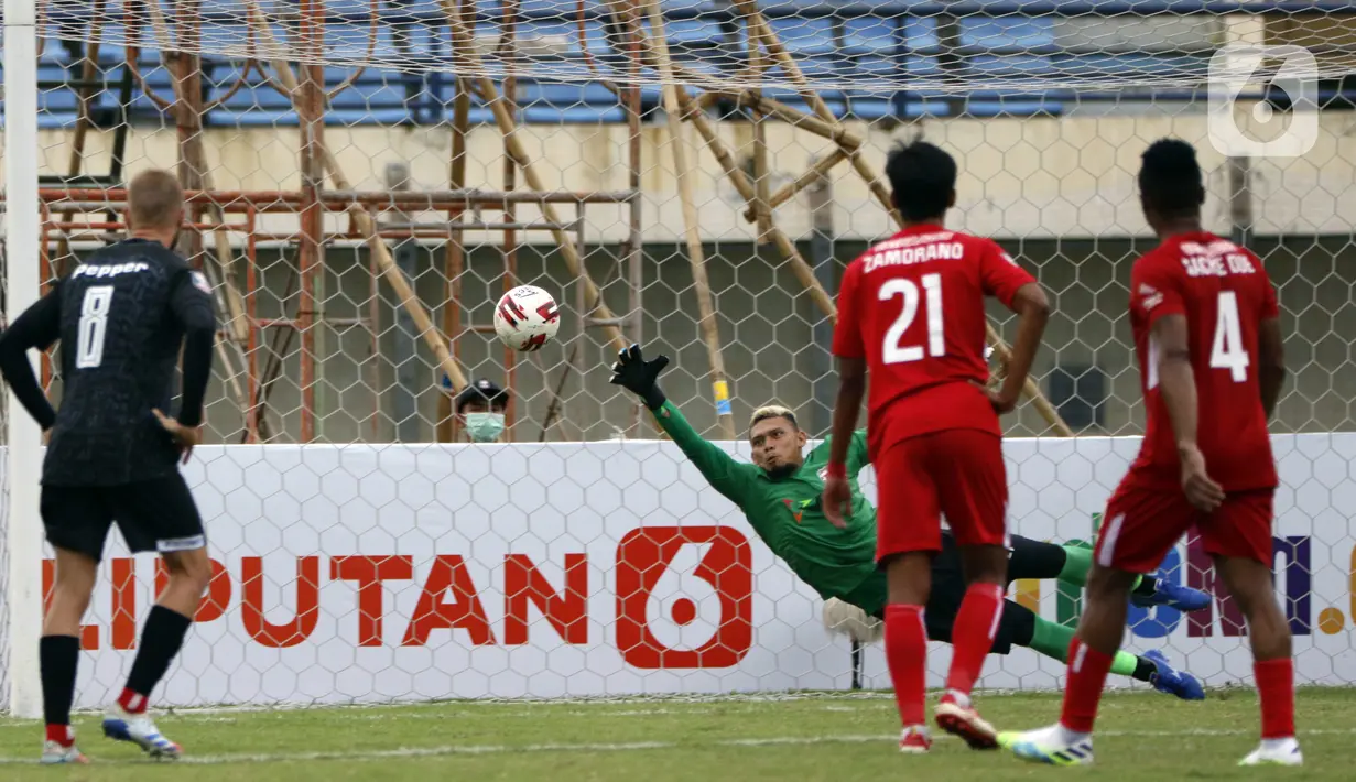Penjaga gawang Madura United M. Ridwan gagal menangkap bola usai pemain Persik Kediri Andri Ibo melakukan tendangan dari titik penalti dalam pertandingan babak penyisihan Grup C Piala Menpora 2021 melawan Madura United di Stadion Si Jalak Harupat, Bandung, Sabtu (3/4/2021). (Bola.com/Ikhwan Yanua