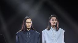 Model menampilkan kreasi dari brand fashion Hare selama koleksi musim semi / musim panas 2021 di Tokyo Fashion Week (15/10/2020). (AFP Photo/Philip Fong)