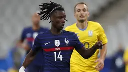 Gelandang Prancis, Eduardo Camavinga membawa bola saat bertanding melawan Ukraina pada laga persahabatan Stade deFrance di Saint Denis, utara Paris, Rabu (7/10/2020). Prancis menang besar 7-1 atas Ukraina. (AP Photo/Francois Mori)