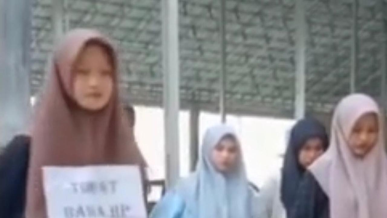 Video berdurasi beberapa detik ini memperlihatkan santriwati yang mendapat hukuman.<br><br>Salah satu, santriwati berhijab cokelat berkalung penanda dengan tulisan "TOBAT BAWA HP". <br><br><br>