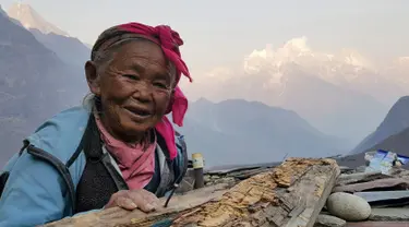 Seorang wanita Nepal berpose saat difoto di Khumbu Lembah di wilayah Everest di Nepal dalam gambar yang diambil tanggal 11 April 2016. Pascagempa setahun lalu, kehidupan warga di kaki Gunung Everest berangsur normal. (REUTERS/Antoni Slodkowski)
