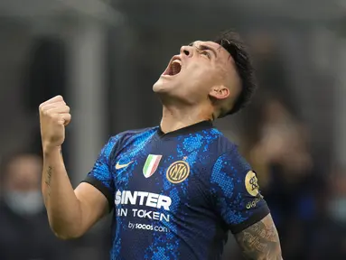 Penyerang Inter Milan Lautaro Martinez merayakan gol pertama timnya ke gawang Cagliari pada laga lanjutan Liga Italia pekan ke-17 di Guseppe Meazza, Senin dini hari WIB (13/12/2021). Inter Milan menang telak 4-0 atas tim tamu Cagliari. (AP Photo/Luca Bruno)