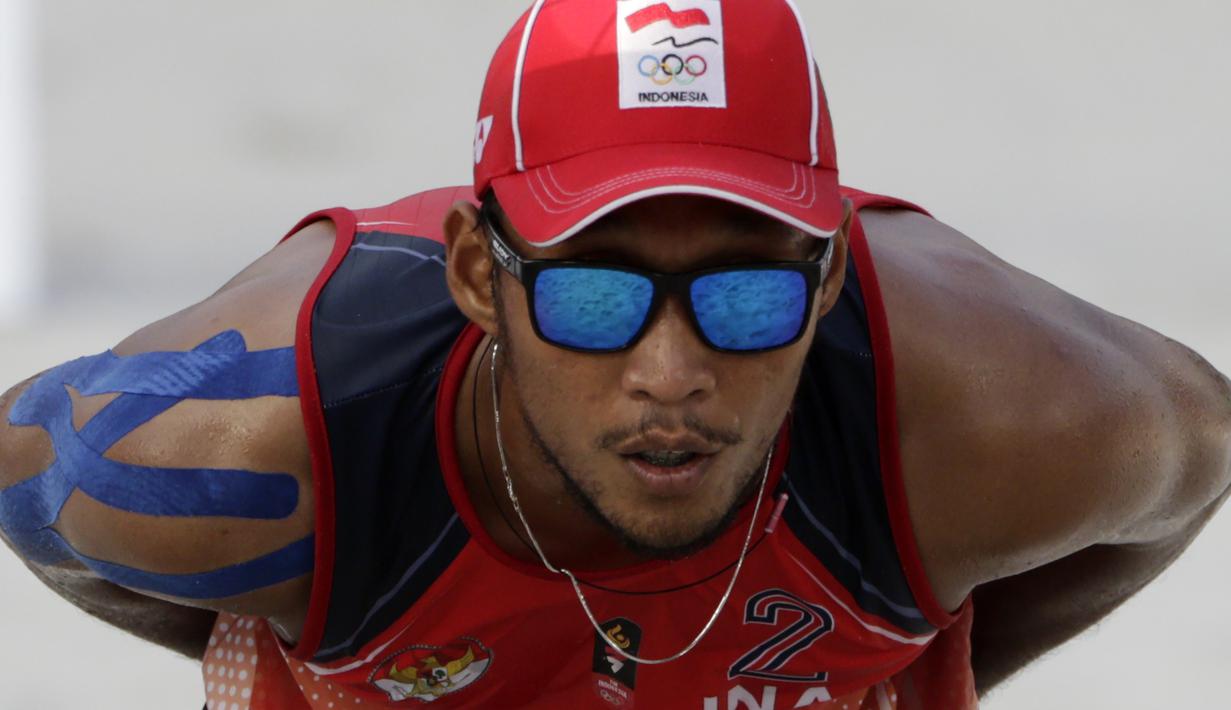 Pevoli pantai Indonesia, Ade Chandra, fokus saat melawan Thailand pada laga final voli pantai beregu putra SEA Games di Subic Court Tennis, Filipina, Jumat (6/12). Indonesia berhasil meraih emas. (Bola.com/M Iqbal Ichsan)