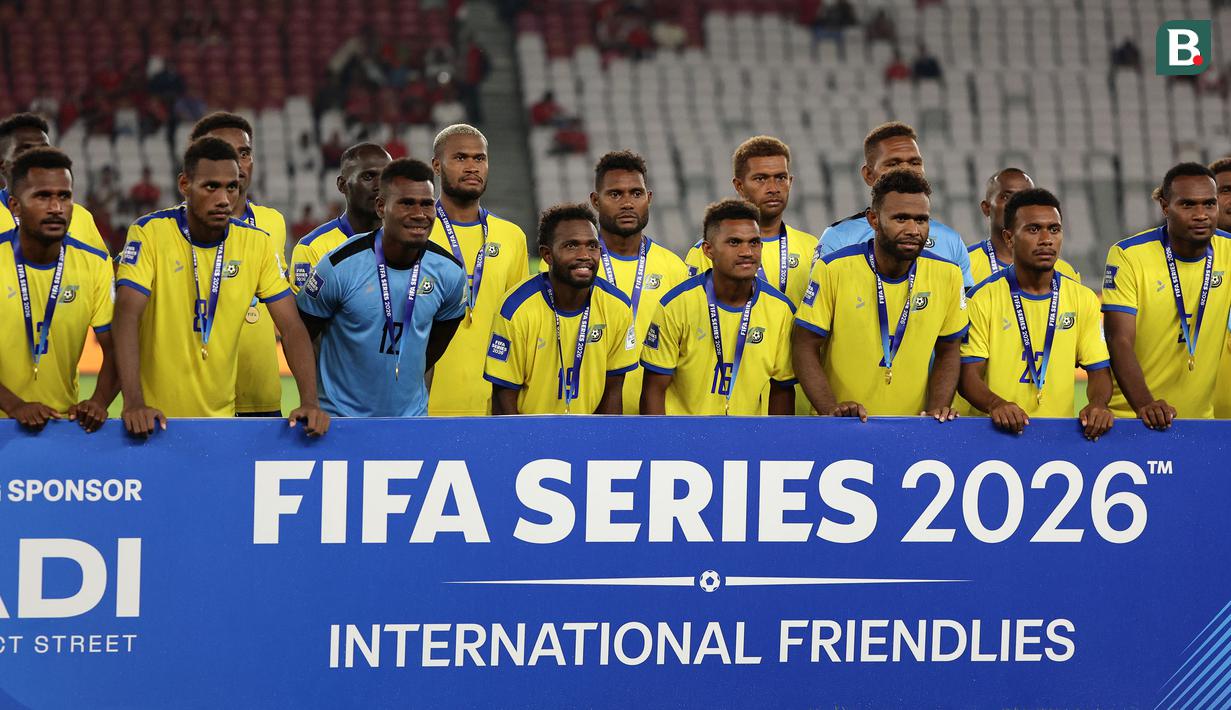 Para pemain Kepulauan Solomon berfoto bersama setelah gagal menyabet peringkat ketiga FIFA Series 2026 dikalahkan St Kitts and Nevis di Stadion Utama Gelora Bung Karno, SUGBK, Senayan, Jakarta, Senin (30/03/2026). (Bola.com/M Iqbal Ichsan)