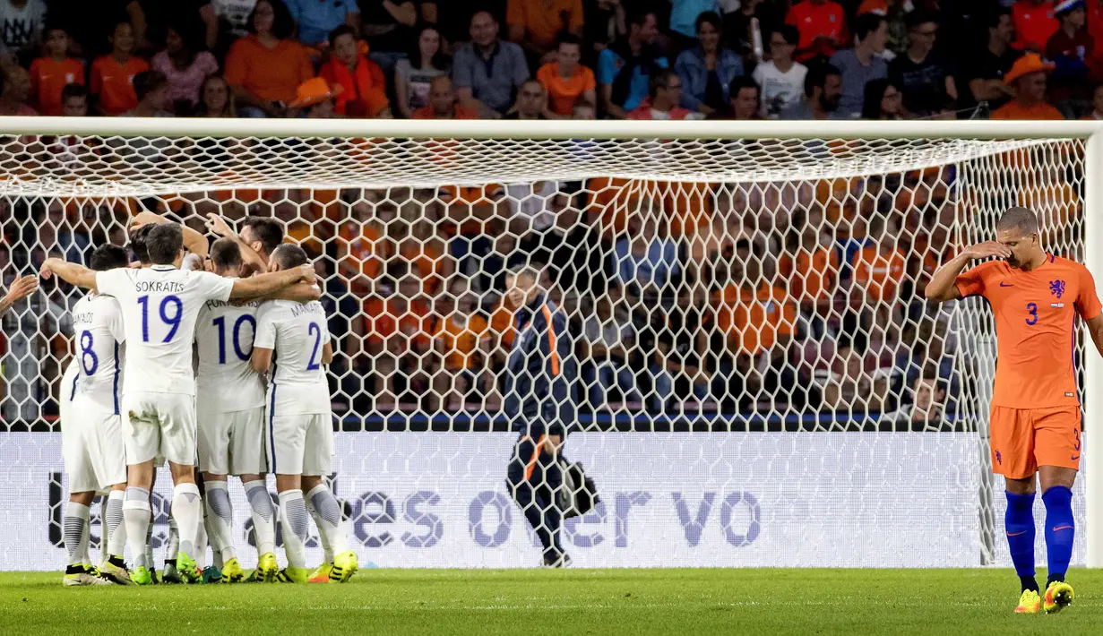 Para pemain Yunani merayakan kemenangan usai mengalahkan tuan rumah Belanda 2-1 pada laga persahabatan di Stadion Philips, Eindhoven, (2/9/2016) dini hari WIB. (AFP/ANP/Koen van Weel/Netherlands OUT)
