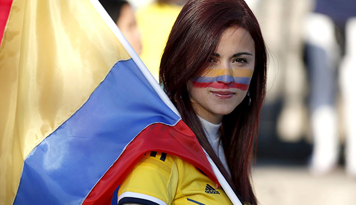 Suporter Kolombia cantik di Santiago, Cile. (EPA/Carlos Succo)