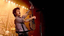 Vokalis Green Day, Billie Joe Armstrong saat menghibur penonton saat konser di Hollywood Palladium, AS (17/10). Grup band yang dibentuk pada 1987 silam tersebut bukan pertama kalinya meraih tangga Billboard. (AFP Photo/Kevin Winter)