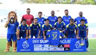 Sebelum pertandingan dimulai, saat sesi foto tim, para pemain Arema membawa sebuah jersey bertuliskan P. Oliveira dengan nomor punggung 32. (Bola.com/Iwan Setiawan)