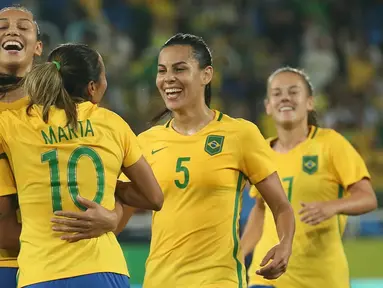 Sejumlah pemain Brasil merayakan gol keempat mereka ke gawang timnas Swedia pada lanjutan sepak bola wanita di Olimpiade Rio 2016,Brasil, (6/8). Brasil menang dengan skor telak 5-1. (REUTERS / Gonzalo Fuentes)