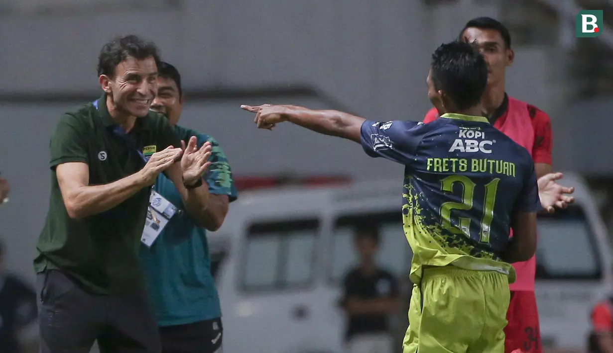 Frets Butuan yang baru diturunkan Luis Milla pada pertengahan babak kedua berhasil mencetak gol pada menit ke-79 dan menutup pertandingan ini menjadi 3-1 kemenangan bagi Persib Bandung. (Bola.com/Bagaskara Lazuardi)